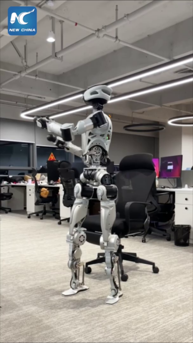 Cina: robot umanoide mima movimenti per alleviare la fatica