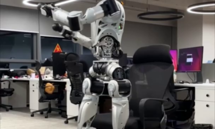 Cina: robot umanoide mima movimenti per alleviare la fatica