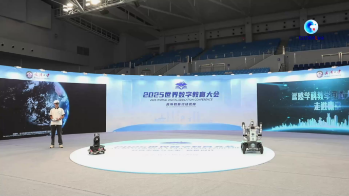 Cina: Wuhan, delegati internazionali esplorano istruzione basata su IA