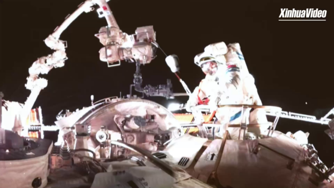 Cina: astronauti Shenzhou-20 completano prima passeggiata spaziale