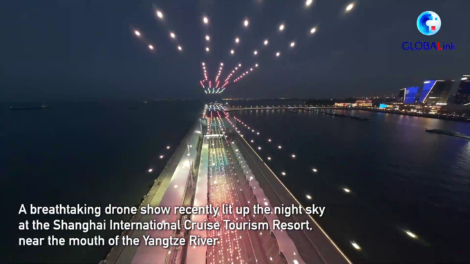 Cina: spettacolo di droni mozzafiato illumina il cielo notturno a Shanghai