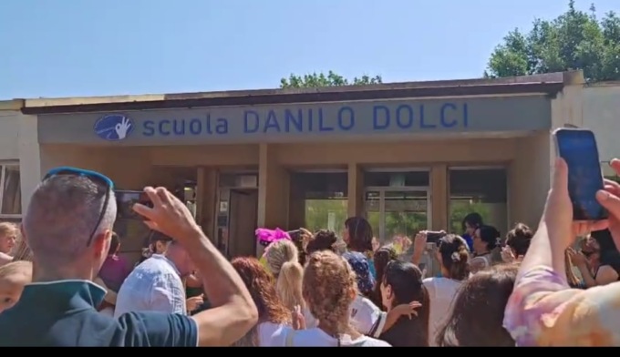 Due scuole dell’infanzia diventano luoghi di memoria: intitolate a Dolci e Caligaris