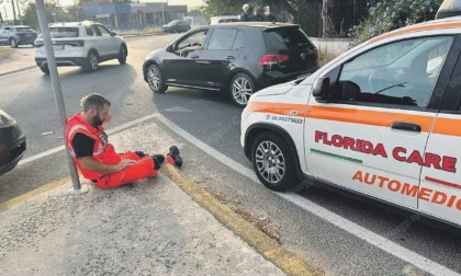 Ubriaco blocca ambulanza in strada e aggredisce il medico