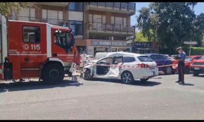 Auto si scontra con un mezzo dei Vigili del Fuoco, un ferito