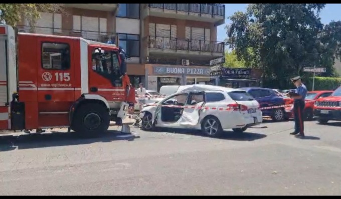 Auto si scontra con un mezzo dei Vigili del Fuoco, un ferito
