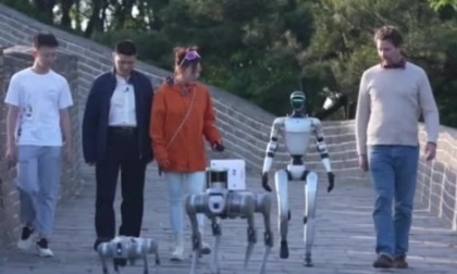 Robot scalano la Grande Muraglia e imparano il Tai Chi