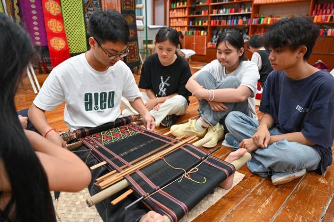 Cina: lezioni di patrimonio culturale immateriale nelle scuole pubbliche di Wuzhishan