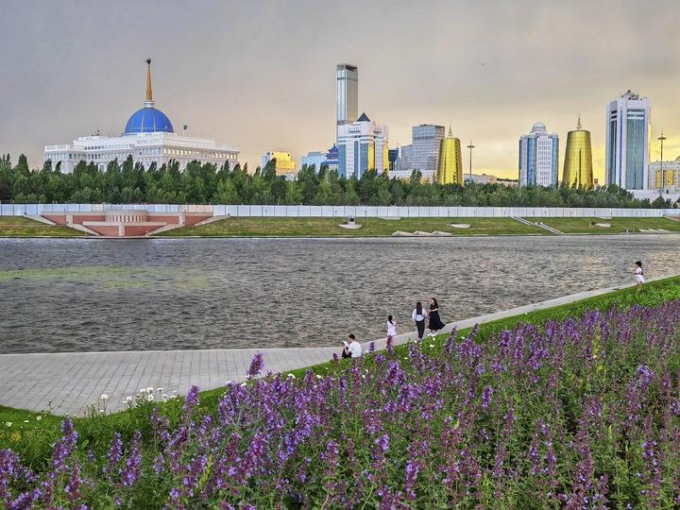 Kazakistan: panorama estivo di Astana (2)