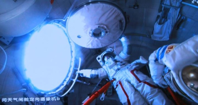 Cina: equipaggio Shenzhou-20 esegue seconda attività extraveicolare (1)