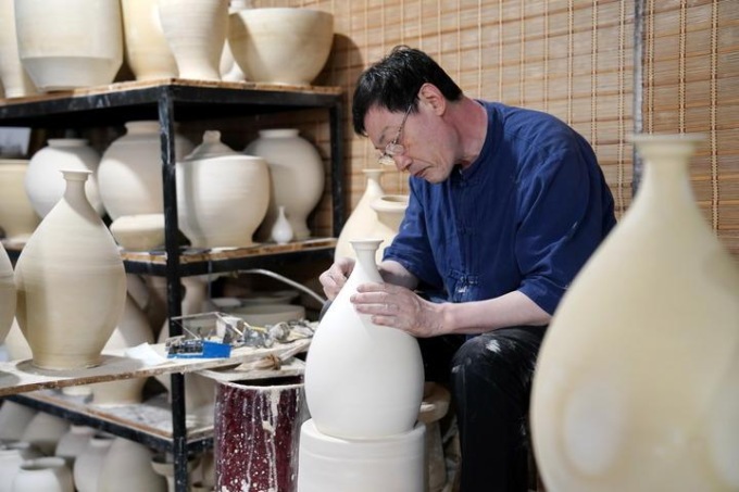 Cina: erede della tecnica di fabbricazione della porcellana del forno di Xing nello Hebei