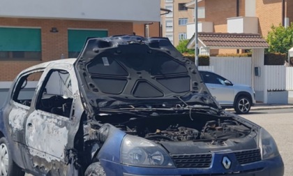 Auto in fiamme all’alba: l'esplosione sveglia il quartiere