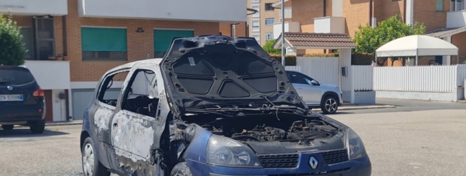 Auto in fiamme all’alba: l’esplosione sveglia il quartiere