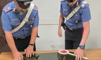 Droga e una pistola nascosta nel negozio, arrestato