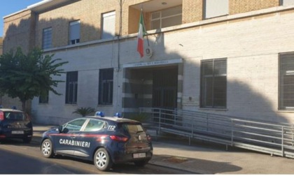 Si spoglia in pieno giorno, allarme in centro