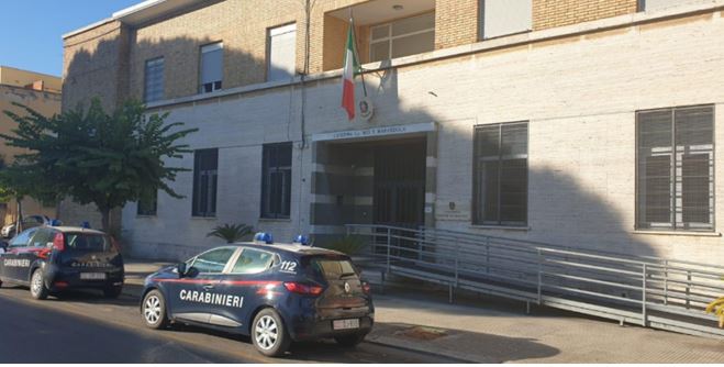 Si spoglia in pieno giorno, allarme in centro