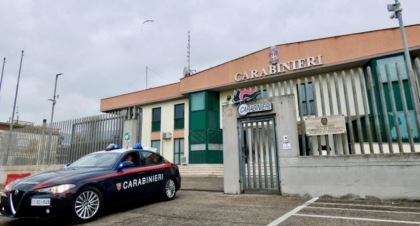 Aggredisce la moglie e poi la segue in caserma, arrestato 