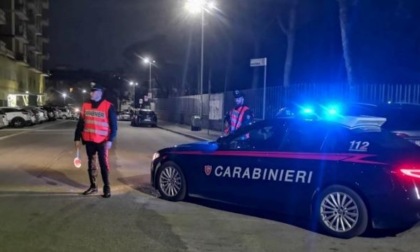 Trovato con droga e coltelli, denunciato un 44enne