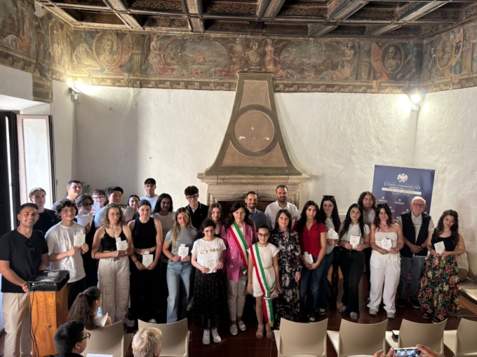 79 anni della Repubblica, consegnata la Costituzione ai neo maggiorenni