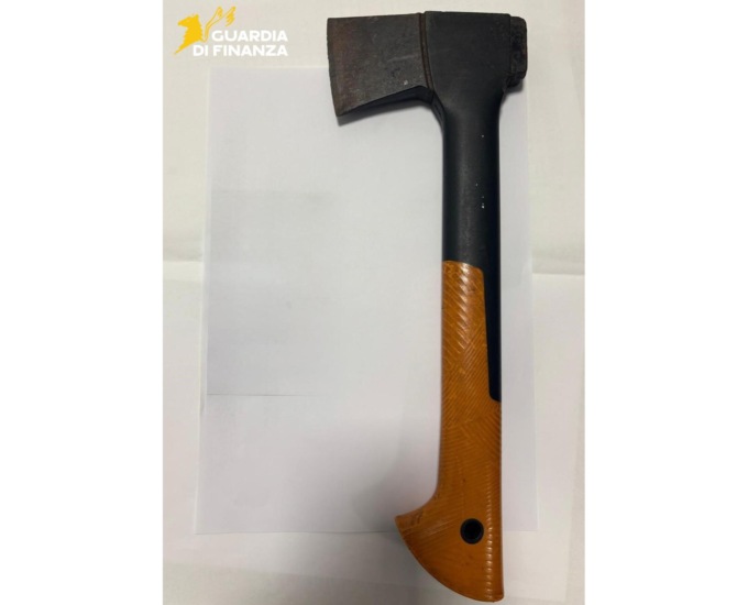 Portava un’ascia in auto, denunciato cittadino pakistano