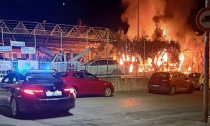 Incendio distrugge centro meccanico si indaga per dolo