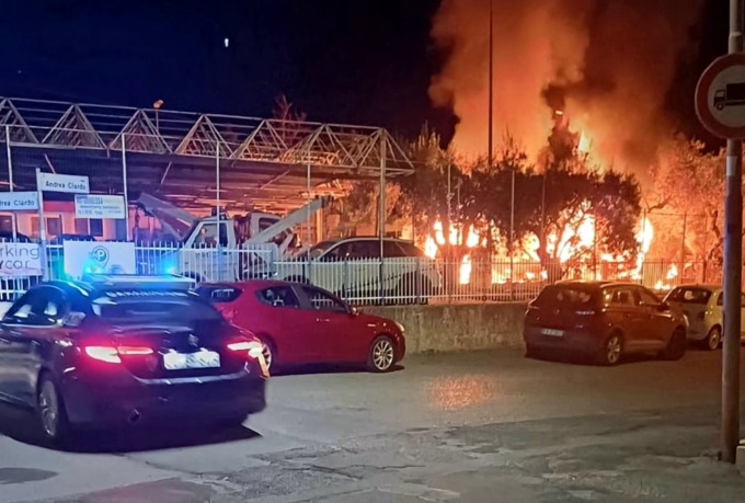 Incendio distrugge centro meccanico: “E’ doloso”
