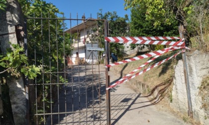 Uomo trovato morto con ferite profonde alla testa, indagini in corso