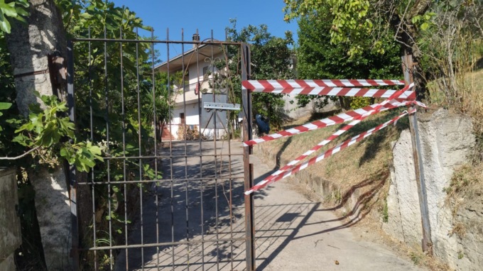 Uomo trovato morto con ferite profonde alla testa, indagini in corso