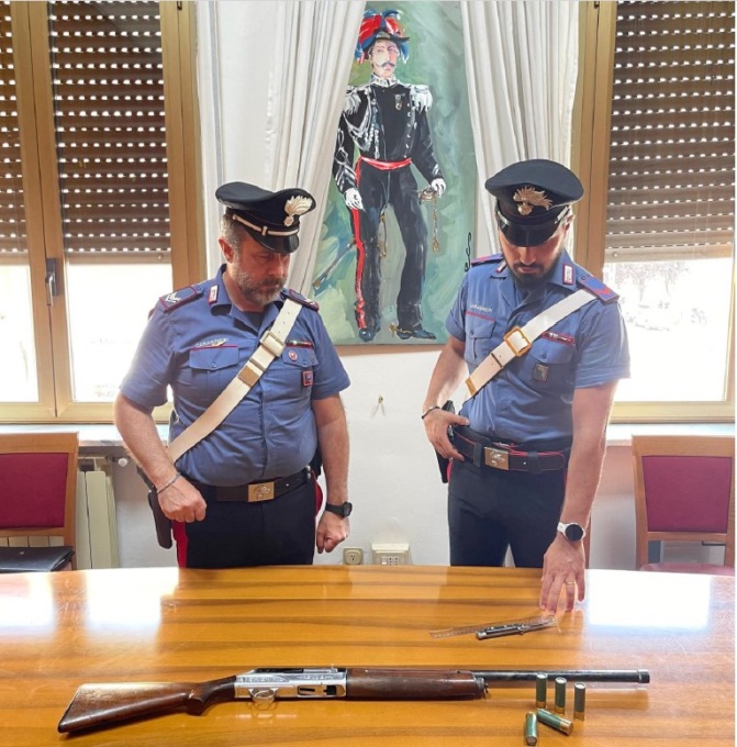 Fucile e coltello a scatto in casa, arrestato pregiudicato