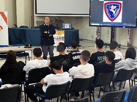 Sicurezza stradale, gli incontri della Polizia a scuola