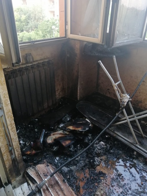 Incendio in un appartamento, salvato 73enne