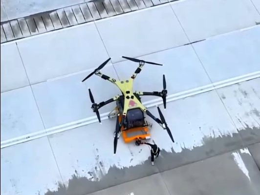 Cina: azienda conduce test di volo aerei eVTOL in formazione