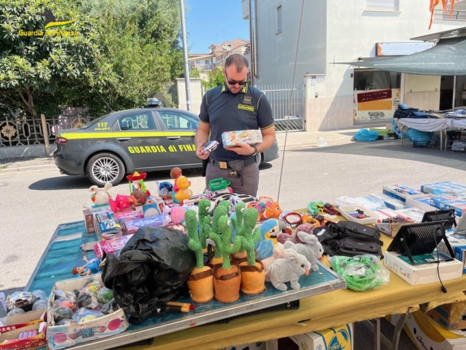 Contraffazione e rischio per la salute, sequestrati oltre 8 mila prodotti