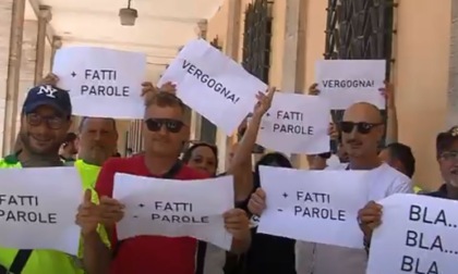 Abc, protesta dei lavoratori sotto il Comune: "Pronti allo sciopero". L'intervista