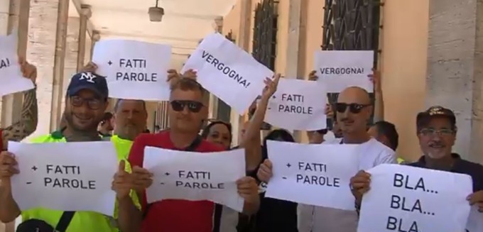 Abc, protesta dei lavoratori sotto il Comune: “Pronti allo sciopero”. L’intervista