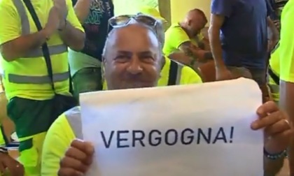 Abc, protesta dei lavoratori: "Sindaco, dimettiti!". Le interviste