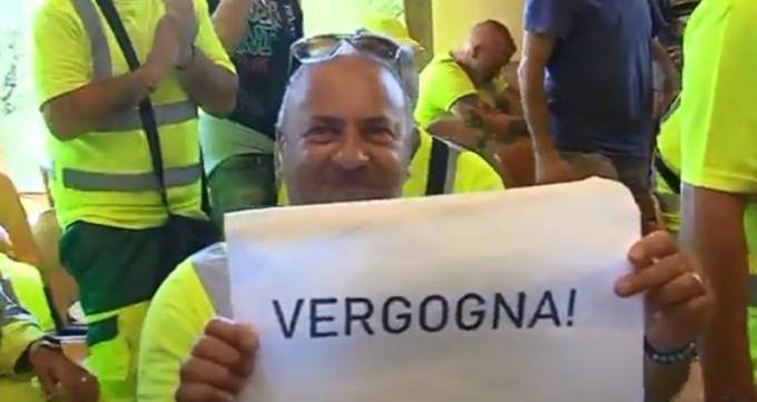 Abc, protesta dei lavoratori: “Sindaco, dimettiti!”. Le interviste