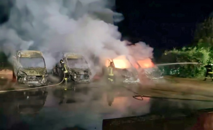 Incendio distrugge quattro furgoni nel parcheggio GLS