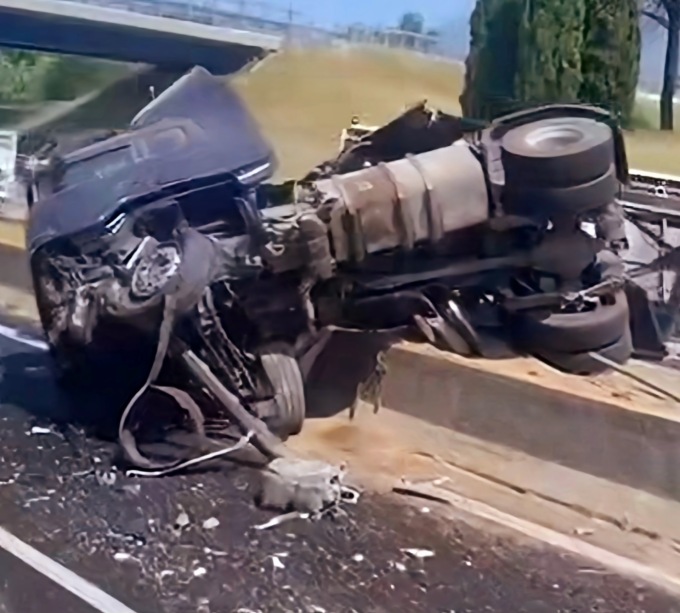Grave incidente sull’A1, salto di carreggiata per un Tir