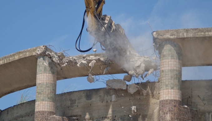 Partiti i lavori per l’abbattimento dell’ex Icos. Le immagini