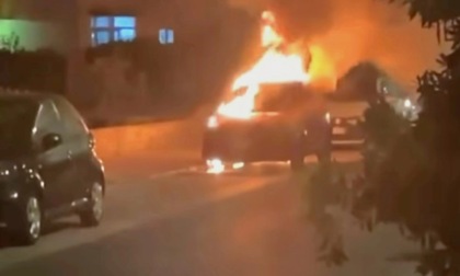 Incendio distrugge auto in via Cicerone