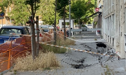 Voragine in via Filzi, tutto fermo