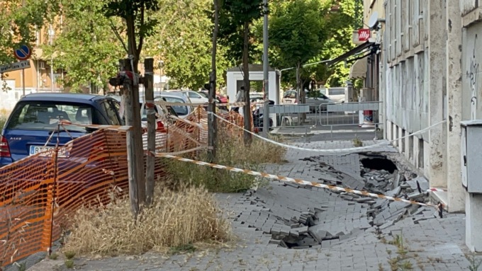 Voragine in via Filzi, tutto fermo