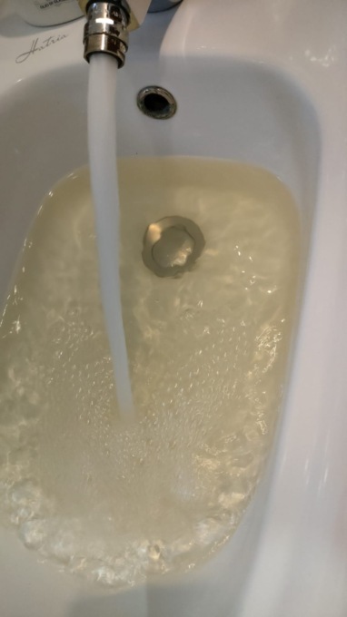 Acqua rossa dai rubinetti, le proteste