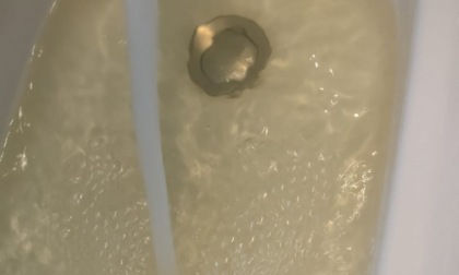 Acqua rossa dai rubinetti, le proteste