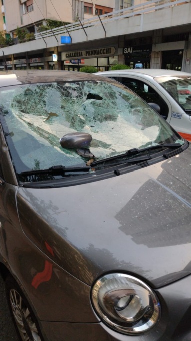 Rompe il parabrezza di un’auto in via Don Morosini