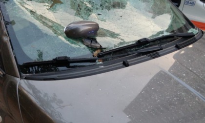 Rompe il parabrezza di un’auto in via Don Morosini