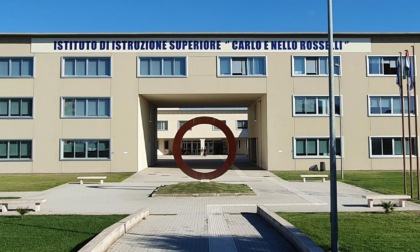 Tensione al “Rosselli”, docenti e Ata in protesta contro la preside