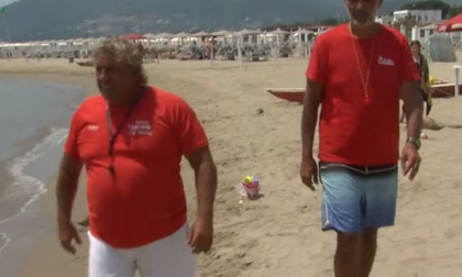 Bagnini eroi salvano uomo da sicuro annegamento