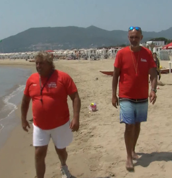 Bagnini eroi salvano uomo da sicuro annegamento