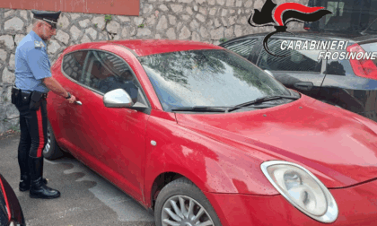Ha spinto una giovane fuori dalla sua auto per rubarla e fuggire, ma è stato bloccato dai carabinieri